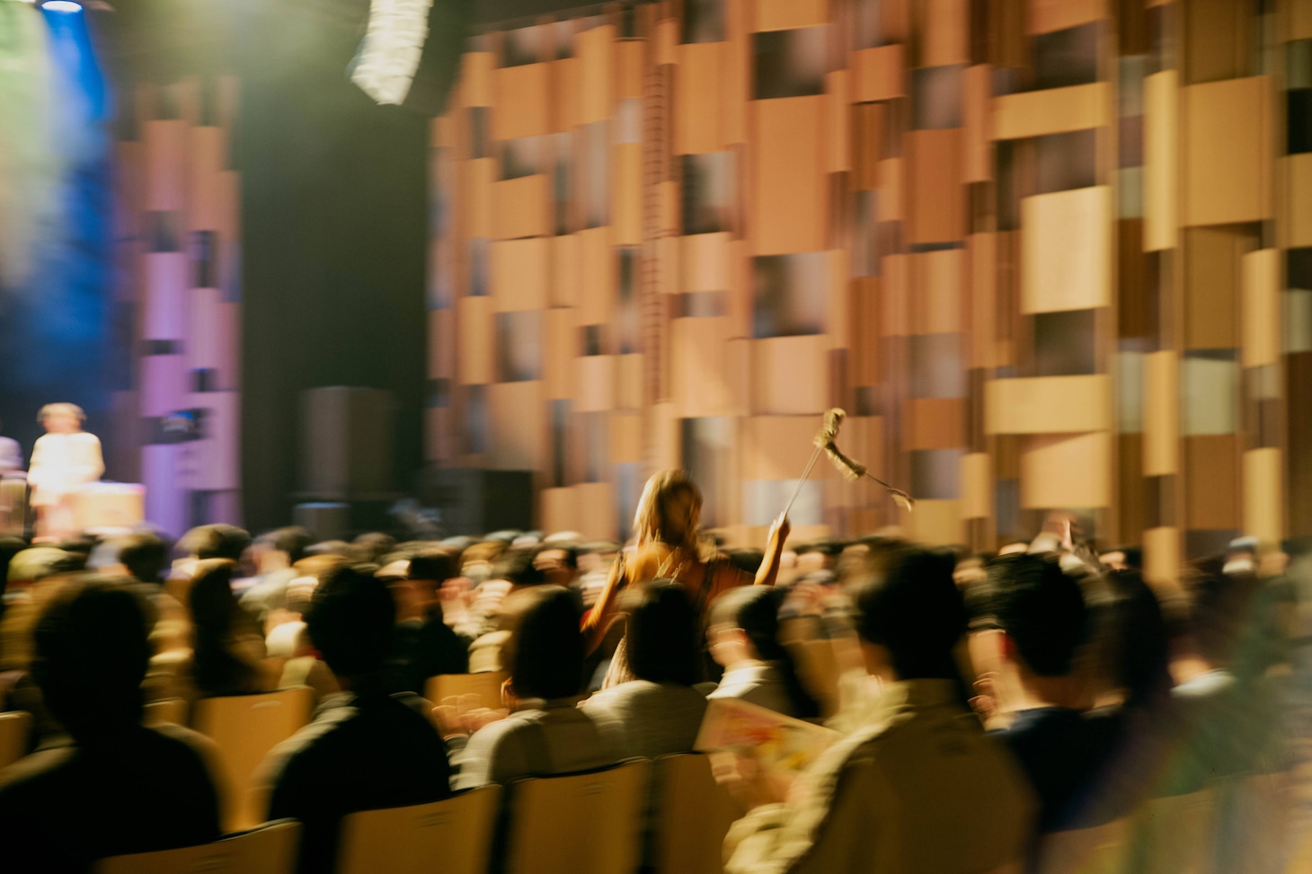 客席を横切る原田美桜（Vo）。（Photo by Yuto Odagiri）