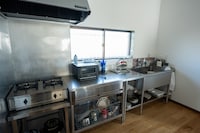 「MUSIC inn Fujieda」宿泊エリアのキッチンスペース。