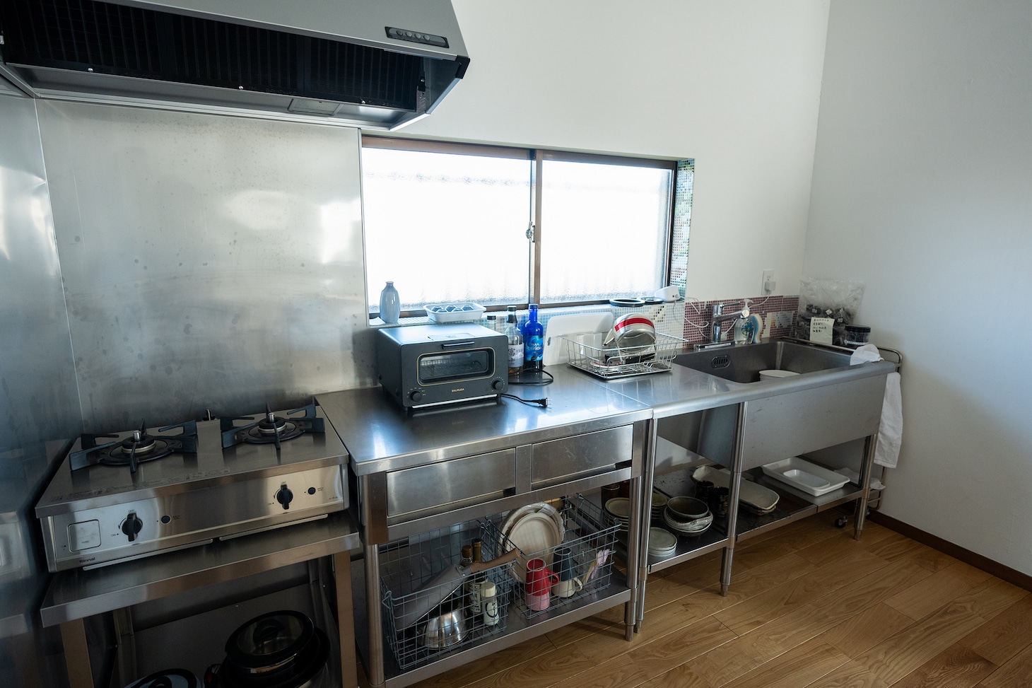 「MUSIC inn Fujieda」宿泊エリアのキッチンスペース。