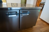 「MUSIC inn Fujieda」キッチンスペースには業務用冷蔵庫＆冷凍庫が。