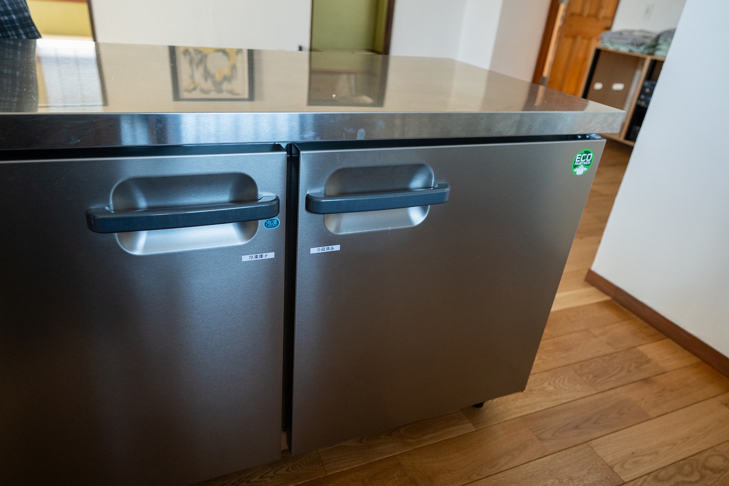 「MUSIC inn Fujieda」キッチンスペースには業務用冷蔵庫＆冷凍庫が。