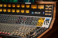 「MUSIC inn Fujieda」コントロールルームにある卓。