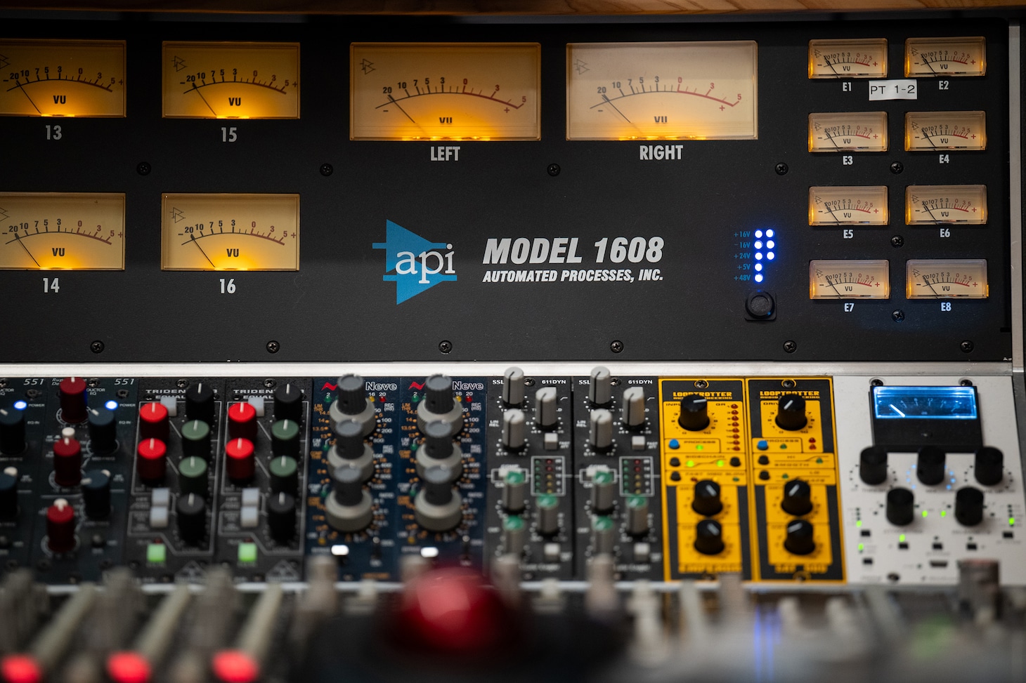 「MUSIC inn Fujieda」コントロールルームにあるコンソール。