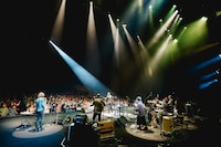 “馬場バンド”と演奏する馬場俊英。（撮影：杉山アキノブ）