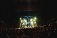 馬場俊英「BABA TOSHIHIDE 30th ANNIVERSARY TOUR 2024-2026 30周年シリーズ第4弾『THAT’S WHY I’M HERE Live at Festivalhall』」の様子。（撮影：杉山アキノブ）