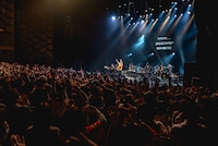 馬場俊英「BABA TOSHIHIDE 30th ANNIVERSARY TOUR 2024-2026 30周年シリーズ第4弾『THAT’S WHY I’M HERE Live at Festivalhall』」の様子。（撮影：杉山アキノブ）