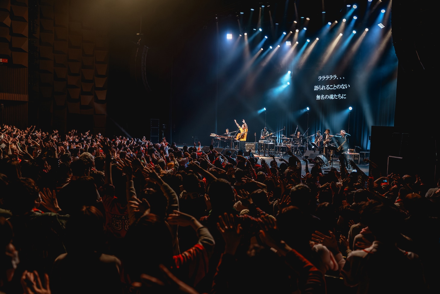 馬場俊英「BABA TOSHIHIDE 30th ANNIVERSARY TOUR 2024-2026 30周年シリーズ第4弾『THAT’S WHY I’M HERE Live at Festivalhall』」の様子。（撮影：杉山アキノブ）