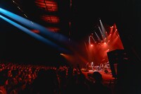 馬場俊英「BABA TOSHIHIDE 30th ANNIVERSARY TOUR 2024-2026 30周年シリーズ第4弾『THAT’S WHY I’M HERE Live at Festivalhall』」の様子。（撮影：杉山アキノブ）