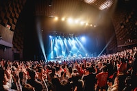 馬場俊英「BABA TOSHIHIDE 30th ANNIVERSARY TOUR 2024-2026 30周年シリーズ第4弾『THAT’S WHY I’M HERE Live at Festivalhall』」の様子。（撮影：杉山アキノブ）