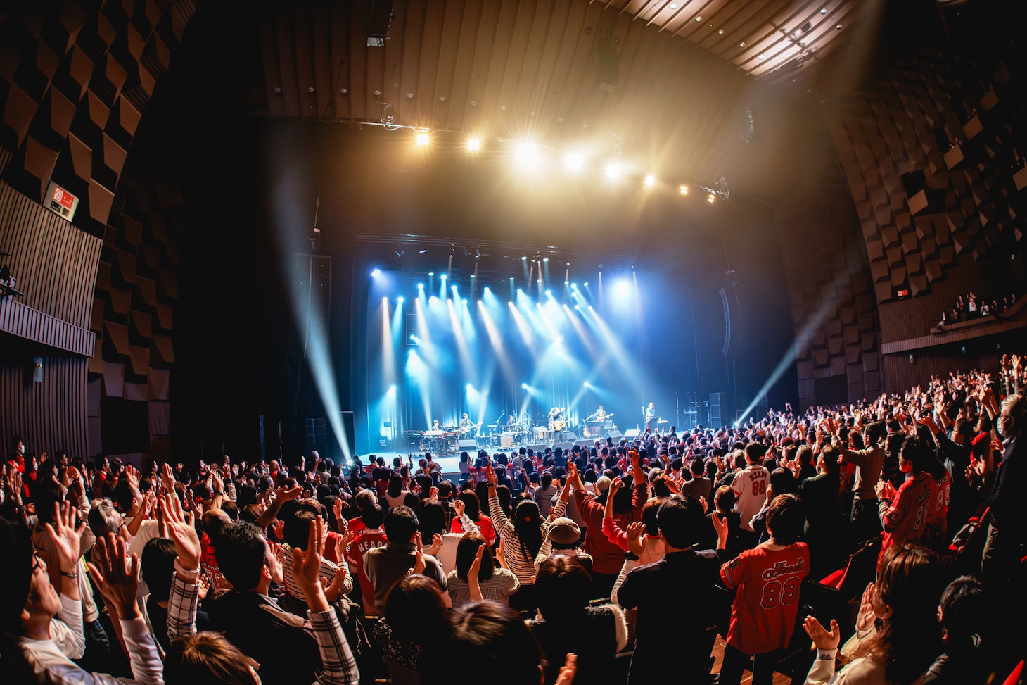 馬場俊英「BABA TOSHIHIDE 30th ANNIVERSARY TOUR 2024-2026 30周年シリーズ第4弾『THAT’S WHY I’M HERE Live at Festivalhall』」の様子。（撮影：杉山アキノブ）