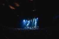 馬場俊英「BABA TOSHIHIDE 30th ANNIVERSARY TOUR 2024-2026 30周年シリーズ第4弾『THAT’S WHY I’M HERE Live at Festivalhall』」の様子。（撮影：杉山アキノブ）