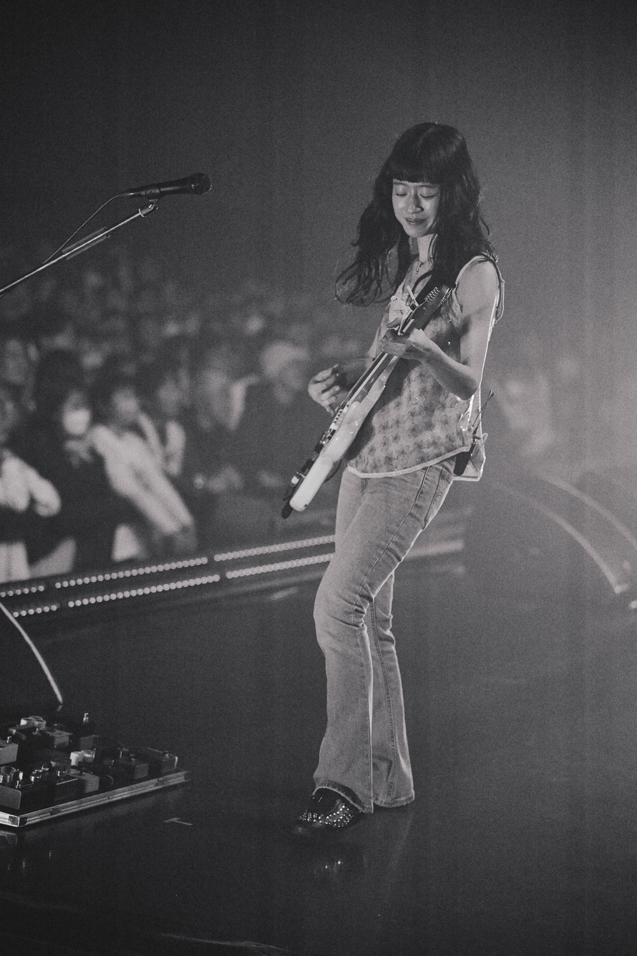 塩塚モエカ（Vo, G）（撮影：加賀翔）