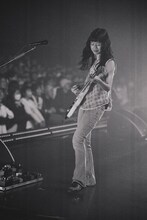 塩塚モエカ（Vo, G）（撮影：加賀翔）