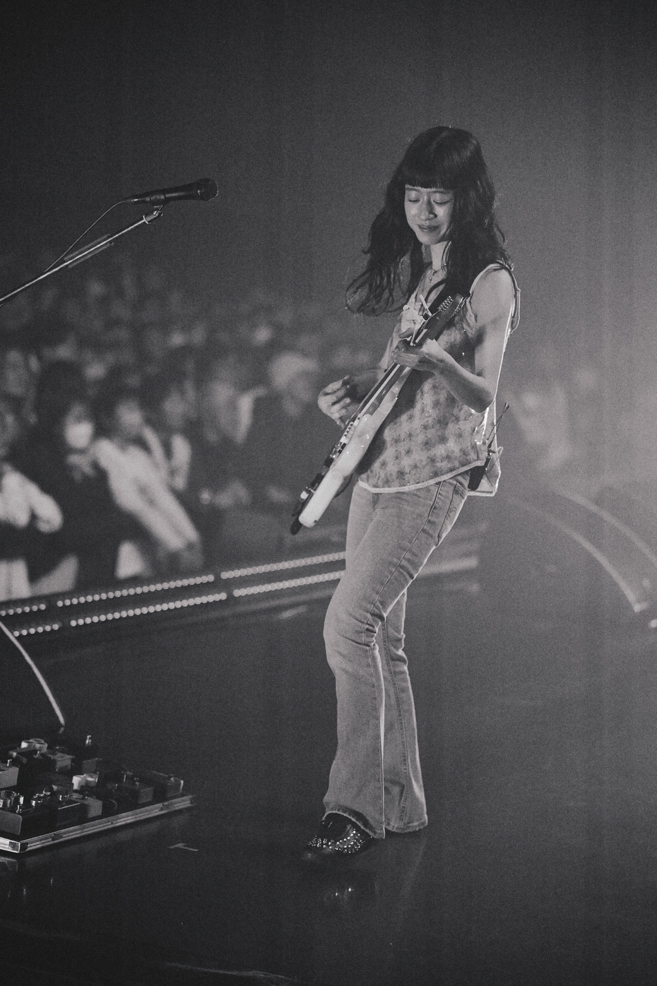 塩塚モエカ（Vo, G）（撮影：加賀翔）