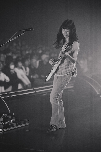 塩塚モエカ（Vo, G）（撮影：加賀翔）