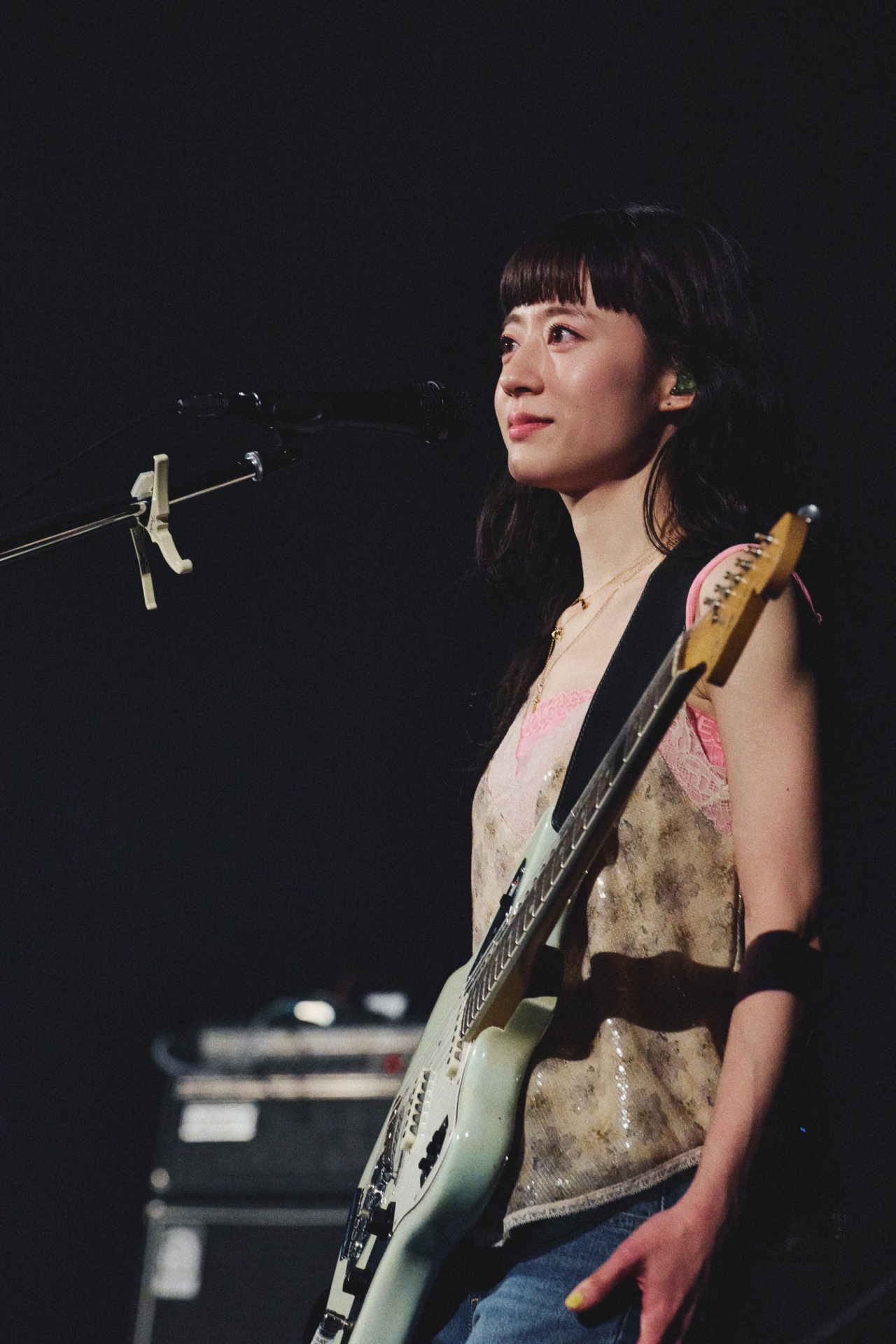 塩塚モエカ（Vo, G）（撮影：加賀翔）