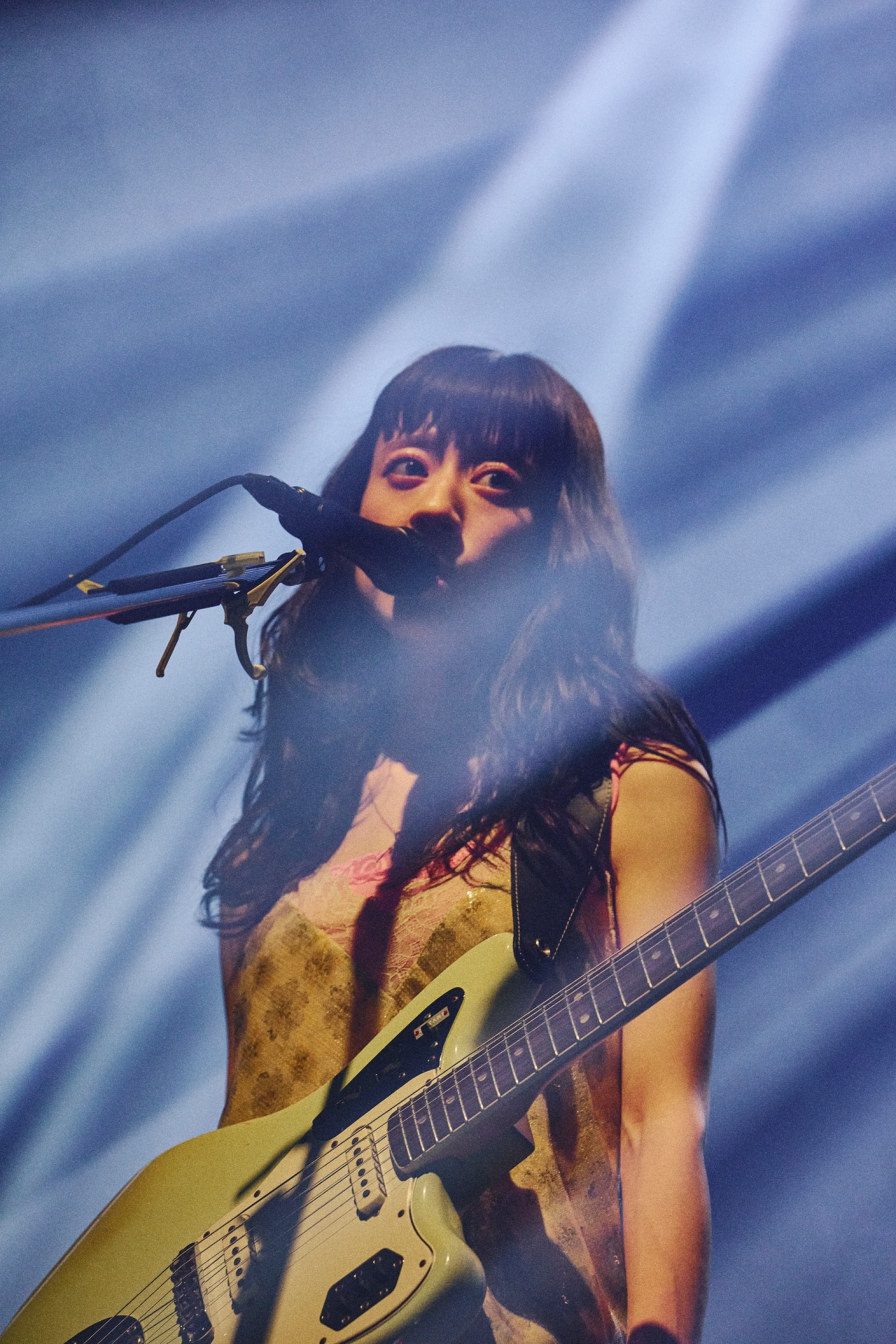 塩塚モエカ（Vo, G）（撮影：加賀翔）