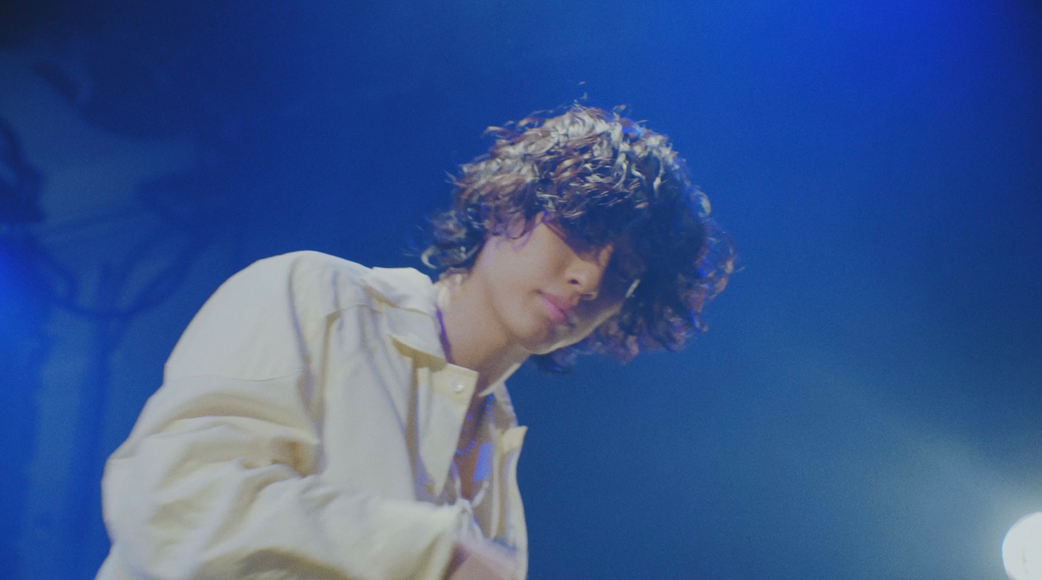 OSHIKIKEIGO「インスタントナイト」ライブ映像より。