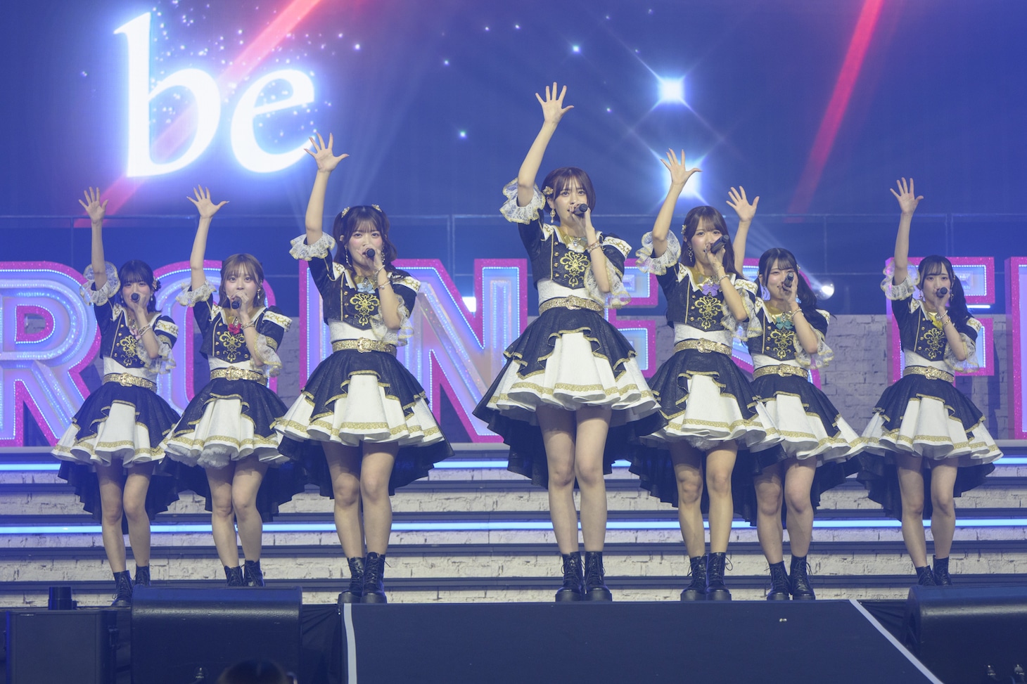 デビュー曲「ターニングポイント」を披露するフルコース。（撮影：林晋介）