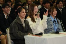 「ハイスクール大喜利」より左から平祐奈、ゆうちゃみ、武元唯衣。©フジテレビ