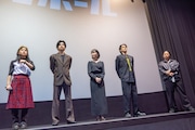 映画「ゴリラホール」舞台挨拶の様子。左からAIK、安部伊織、森山みつき、松本享恭、Koji Uehara監督。