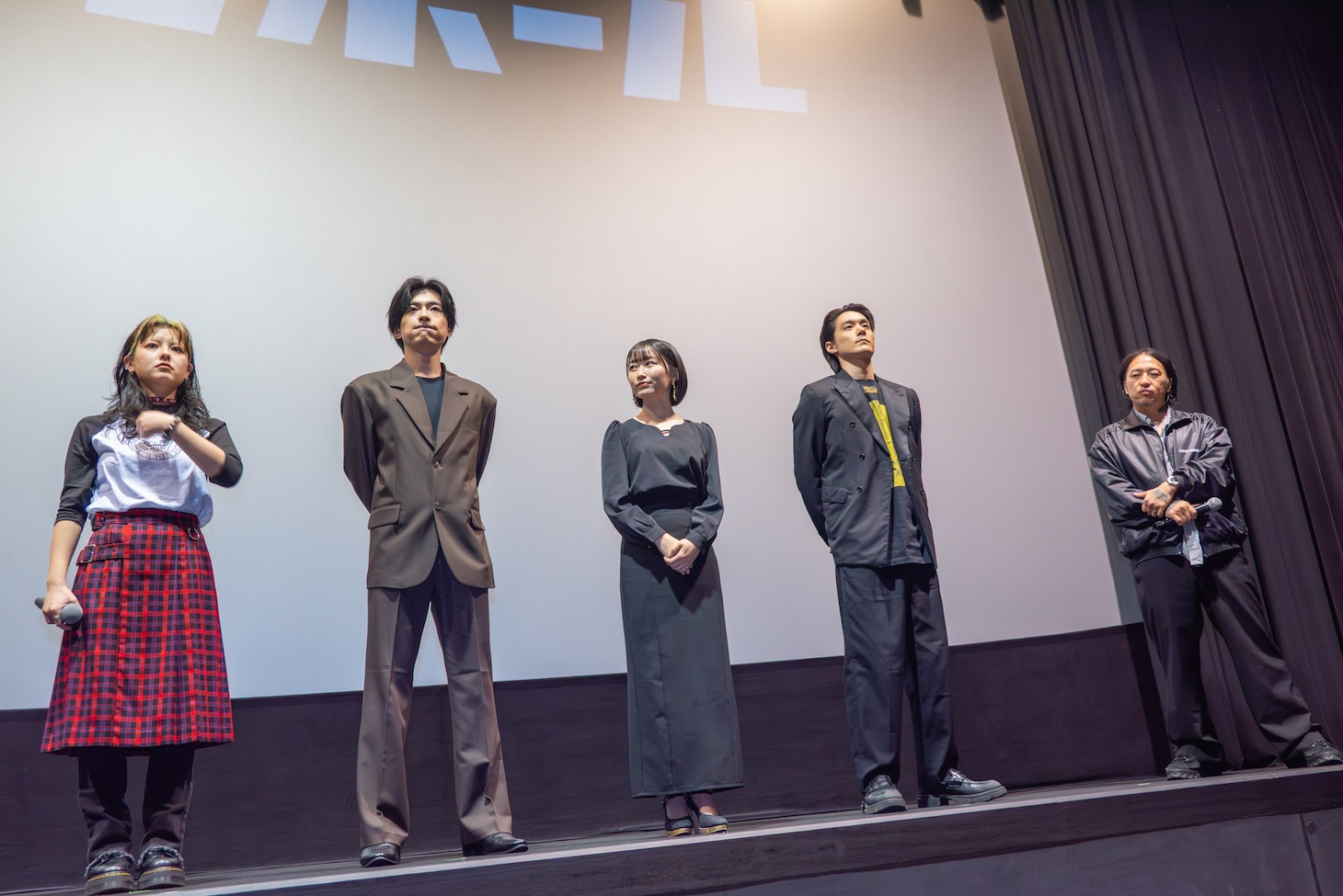 映画「ゴリラホール」舞台挨拶の様子。左からAIK、安部伊織、森山みつき、松本享恭、Koji Uehara監督。