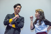 劇中で恋人役を演じた門間航とAIK。