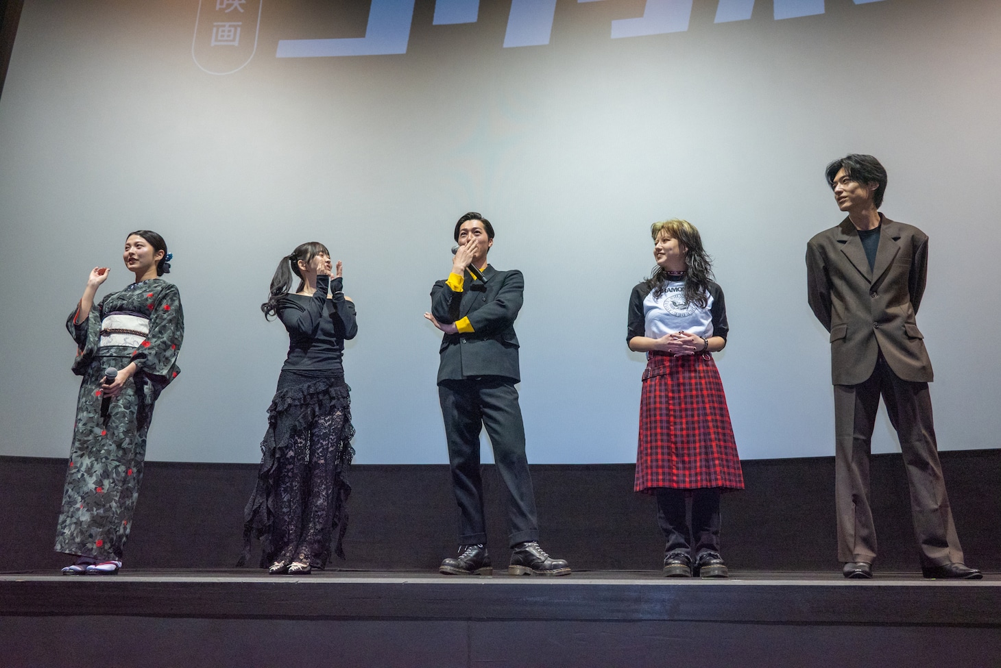 映画「ゴリラホール」舞台挨拶の様子。左からRuu、松下恭子、門間航、AIK、安部伊織。