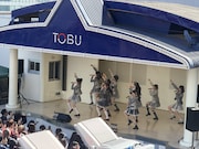 東京・東武百貨店 池袋店 8Fスカイデッキでフリーライブを行うRE-GE。