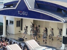 東京・東武百貨店 池袋店 8Fスカイデッキでフリーライブを行うRE-GE。