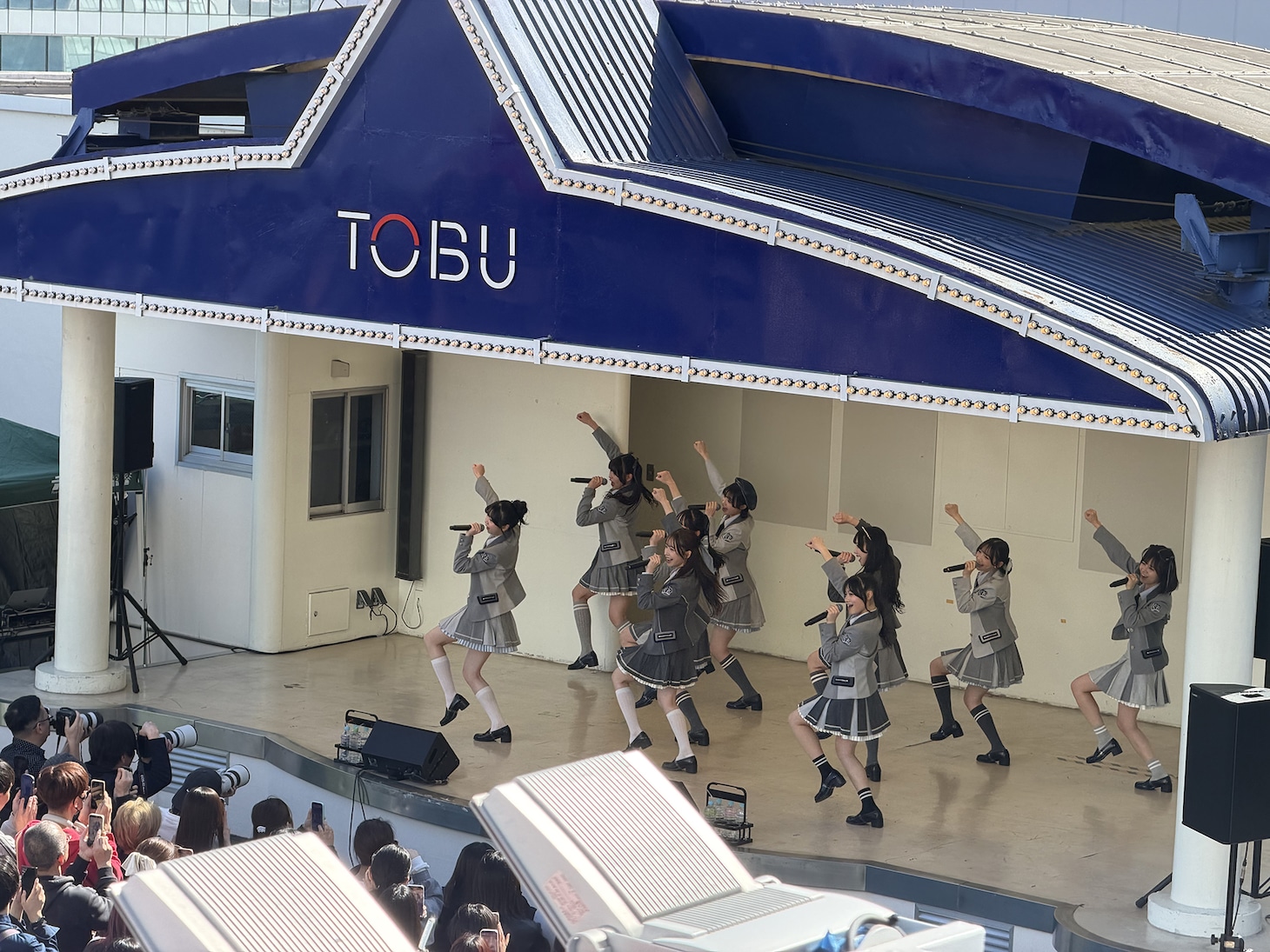 東京・東武百貨店 池袋店 8Fスカイデッキでフリーライブを行うRE-GE。