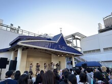 東京・東武百貨店 池袋店 8Fスカイデッキでフリーライブを行うRE-GE。