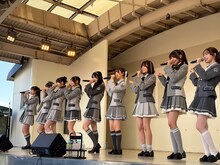 東京・東武百貨店 池袋店 8Fスカイデッキでフリーライブを行うRE-GE。