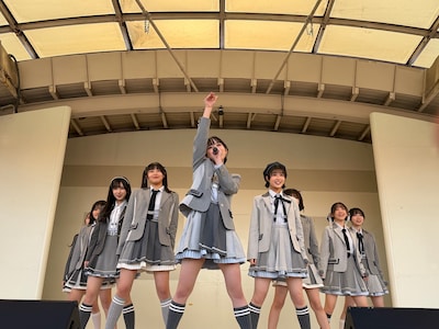 東京・東武百貨店 池袋店 8Fスカイデッキでフリーライブを行うRE-GE。