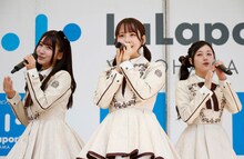 「Chain of Life」を披露するRain Tree。