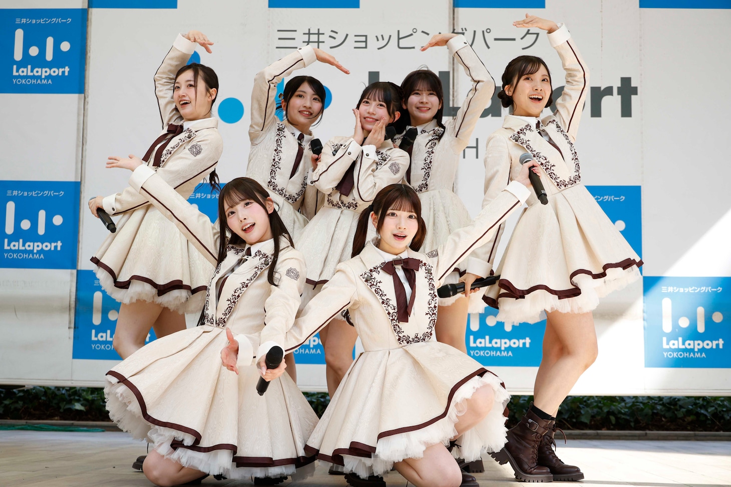 「Wonder party for you」を披露するRain Tree。