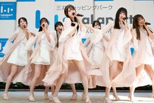 「君の居場所、僕の居場所」を披露するRain Tree。