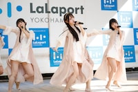 「君の居場所、僕の居場所」を披露するRain Tree。