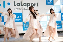 「君の居場所、僕の居場所」を披露するRain Tree。