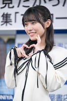 自身がセンターを務める楽曲「あれはフェアリー」の“フェアリーハート”ポーズを決める金澤亜美。