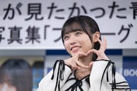 自身がセンターを務める楽曲「あれはフェアリー」の“フェアリーハート”ポーズを決める金澤亜美。