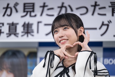 自身がセンターを務める楽曲「あれはフェアリー」の“フェアリーハート”ポーズを決める金澤亜美。