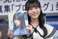 1st写真集「プロローグ」を手にした金澤亜美。