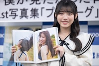 1st写真集「プロローグ」のお気に入りカットを紹介する金澤亜美（僕が見たかった青空）。