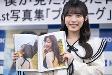 1st写真集「プロローグ」のお気に入りカットを紹介する金澤亜美（僕が見たかった青空）。