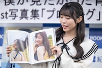 1st写真集「プロローグ」のお気に入りカットを紹介する金澤亜美（僕が見たかった青空）。