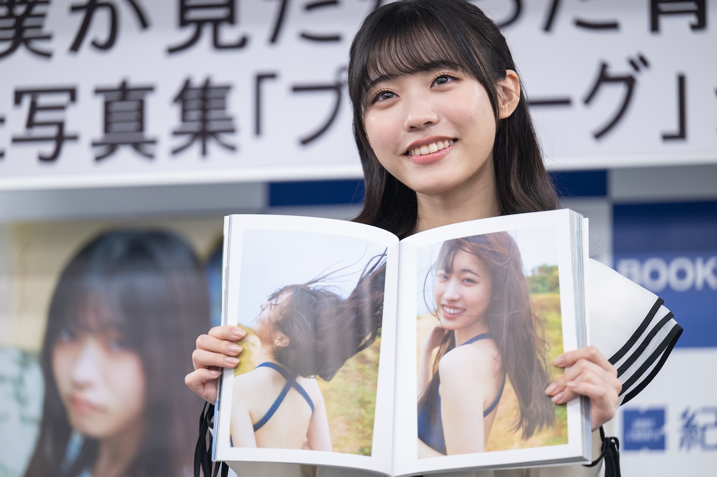 1st写真集「プロローグ」のお気に入りカットを紹介する金澤亜美（僕が見たかった青空）。