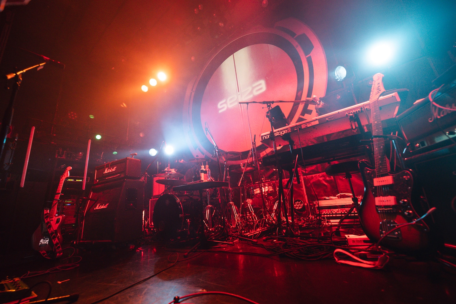 「seiza 1st ONE MAN LIVE -Opportunity-」のステージ。（撮影：ヤオタケシ）