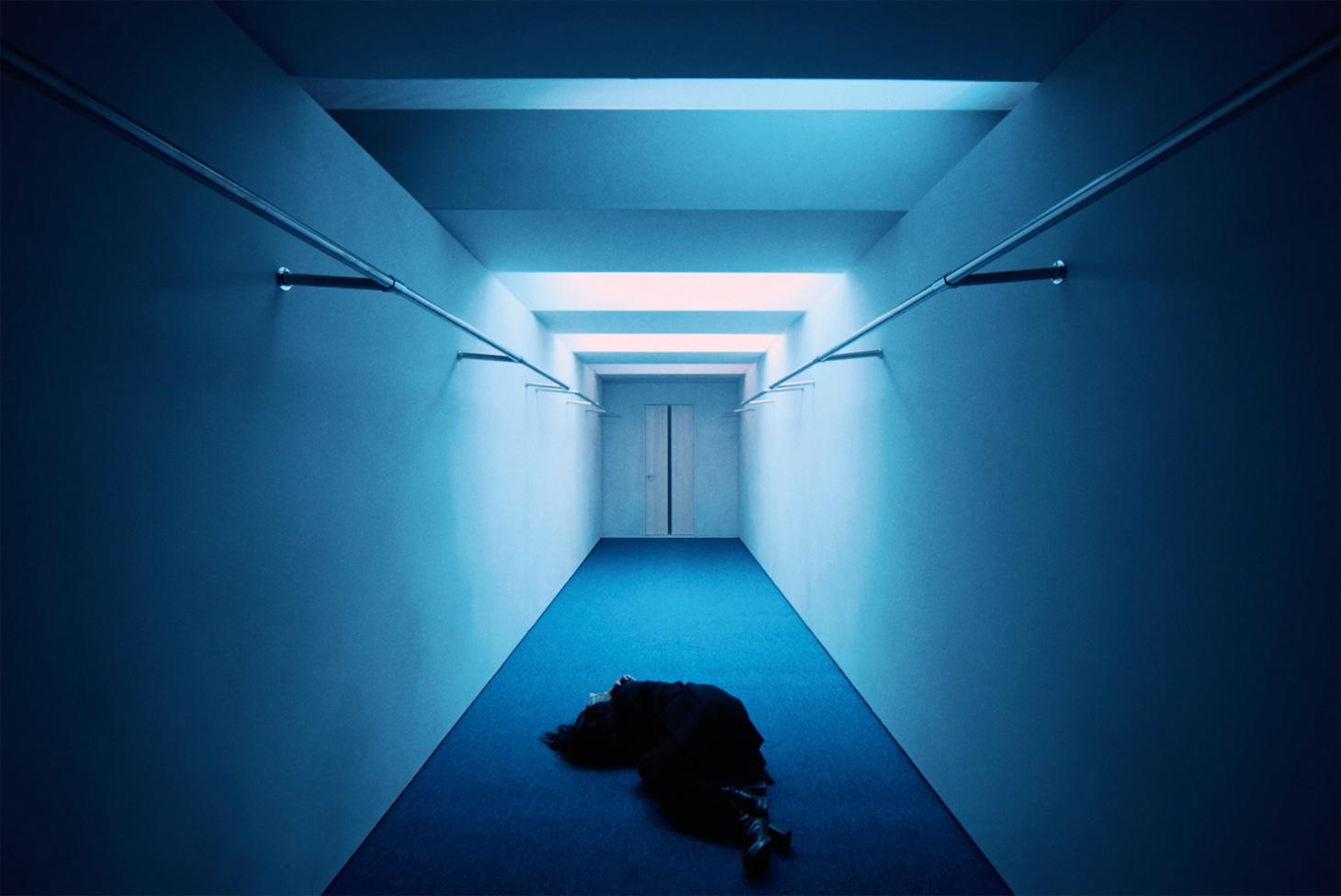 Ado「ビバリウム」ミュージックビデオより。