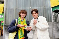 左から大内リオン（AmBitious）、小瀧望（WEST.）。©テレビせとうち